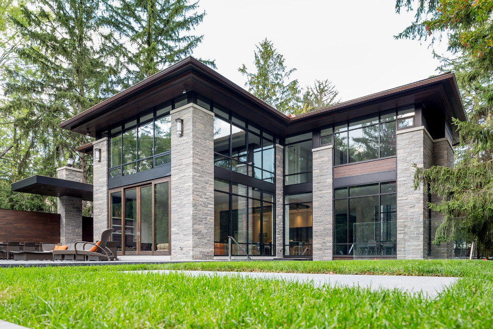 Imagen de fachada minimalista grande de dos plantas con revestimiento de madera y tejado plano