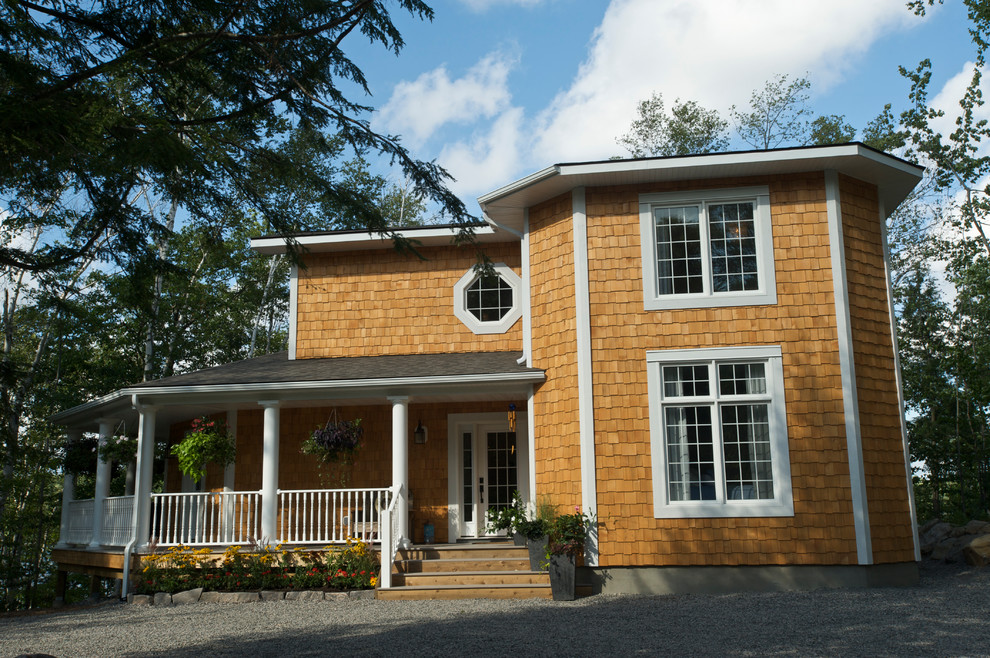 Immagine della facciata di una casa marrone contemporanea a due piani di medie dimensioni con rivestimento in legno e tetto a padiglione