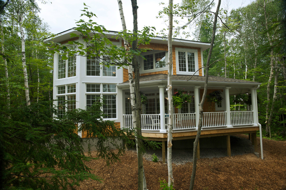 Modelo de fachada marrón actual de tamaño medio de dos plantas con revestimiento de madera y tejado a cuatro aguas