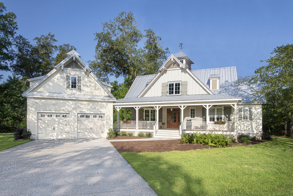 Diseño de fachada de casa blanca campestre de dos plantas con tejado a dos aguas y tejado de metal