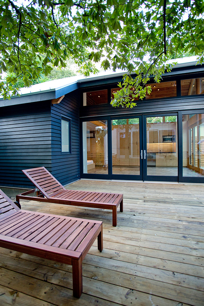 Свежая идея для дизайна: маленький, двухэтажный, синий дом в современном стиле с облицовкой из ЦСП для на участке и в саду - отличное фото интерьера