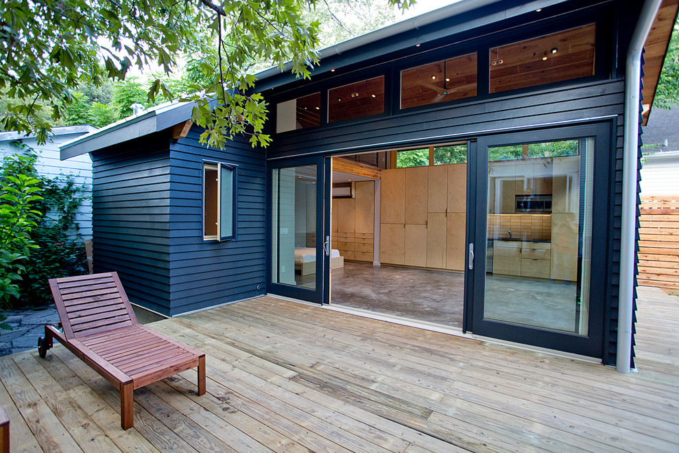 Idée de décoration pour une petite façade de maison bleue design en panneau de béton fibré à un étage.