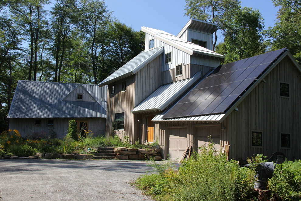 Großes, Dreistöckiges Uriges Haus mit grauer Fassadenfarbe, Mansardendach und Schindeldach in Sonstige