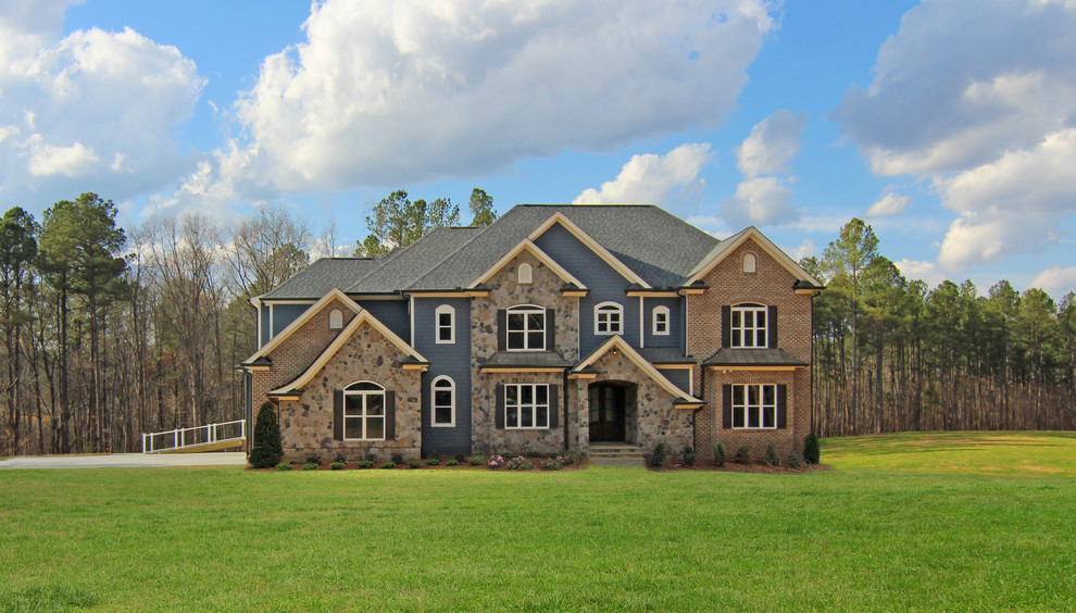 Пример оригинального дизайна: огромный, трехэтажный, синий дом с комбинированной облицовкой