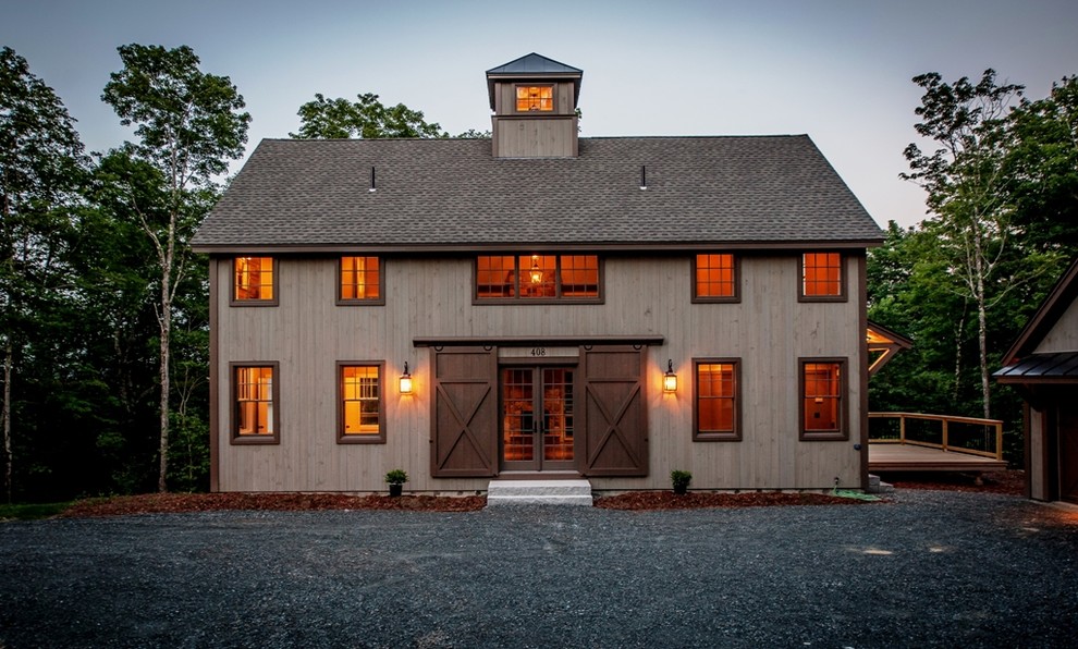 На фото: двухэтажный, деревянный, коричневый дом среднего размера в стиле кантри с двускатной крышей с