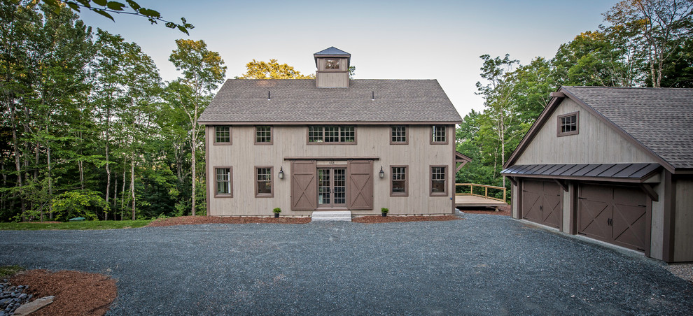 Immagine della facciata di una casa marrone country a due piani di medie dimensioni con rivestimento in legno e tetto a capanna