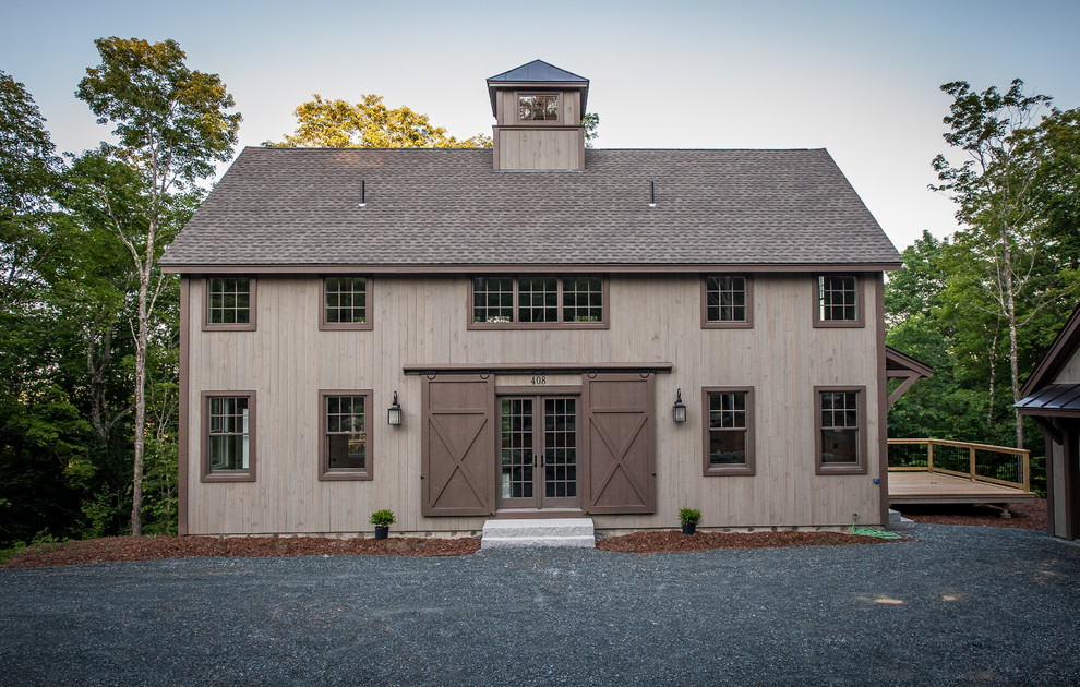 Mittelgroße, Zweistöckige Landhaus Holzfassade Haus mit brauner Fassadenfarbe und Satteldach in Boston