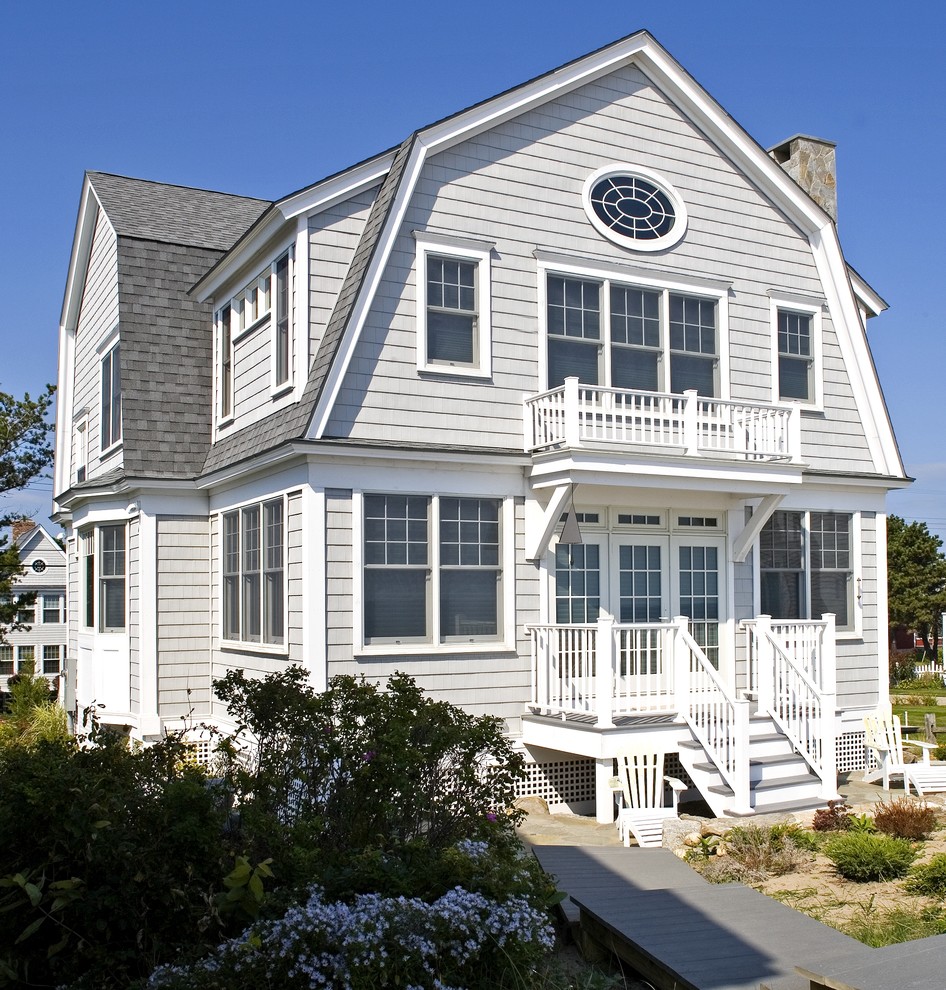 Foto della facciata di una casa grigia stile marinaro a due piani con rivestimento in legno