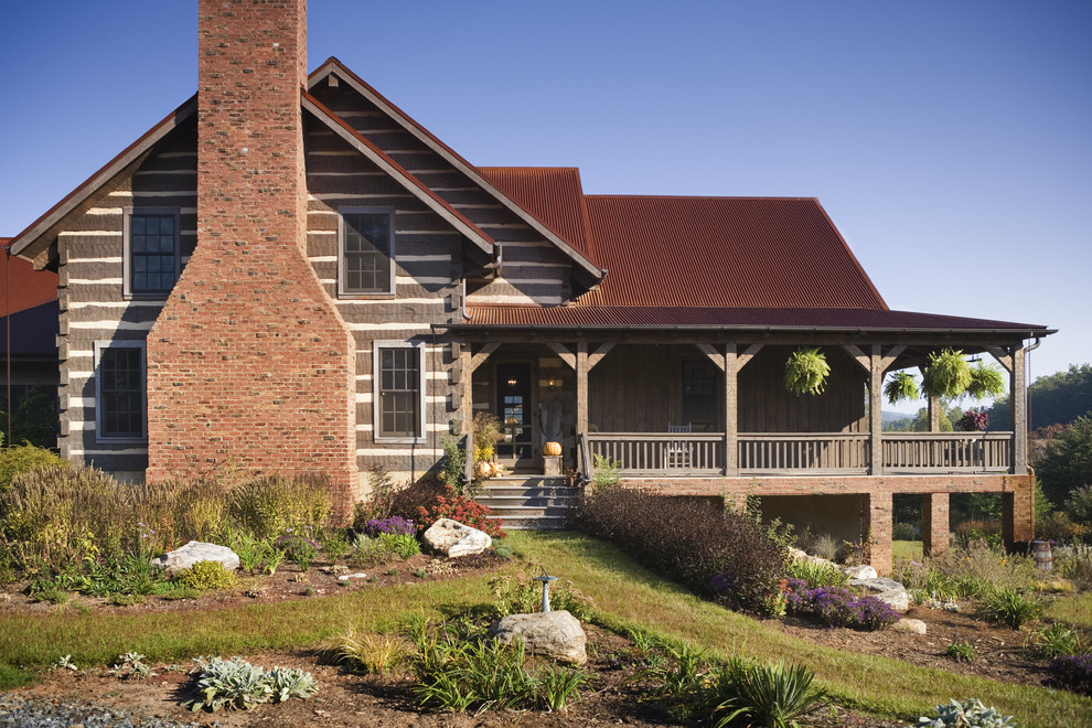 Idée de décoration pour une façade de maison marron chalet en bois à un étage avec un toit à deux pans.