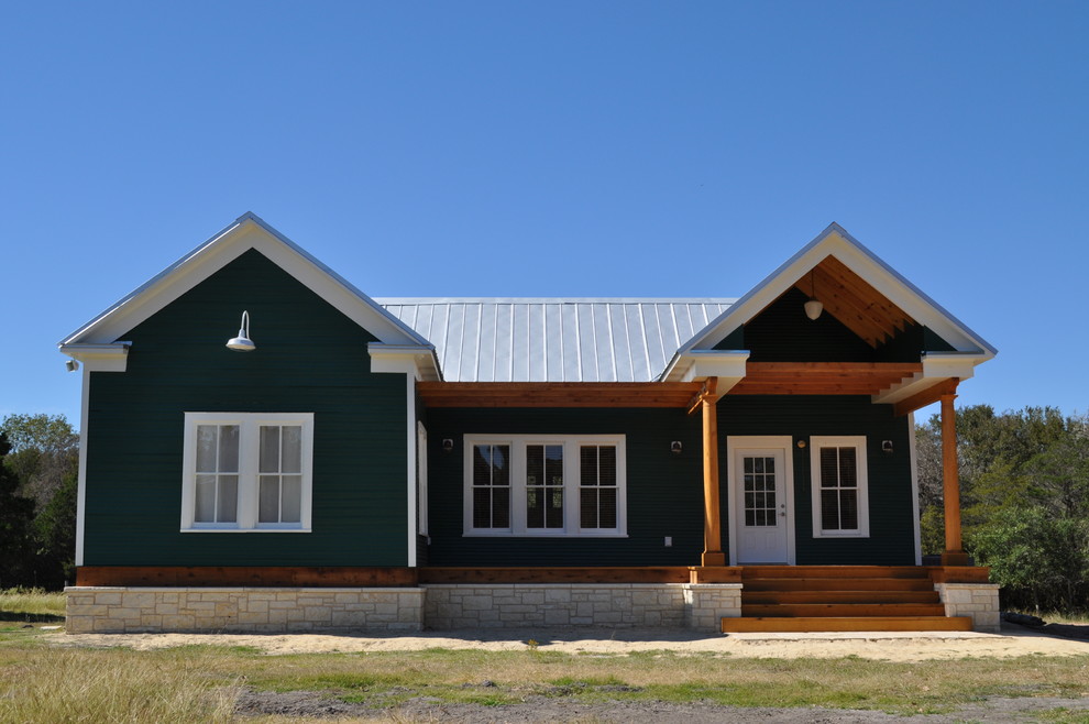 Стильный дизайн: маленький, одноэтажный, зеленый дом в стиле кантри для на участке и в саду - последний тренд