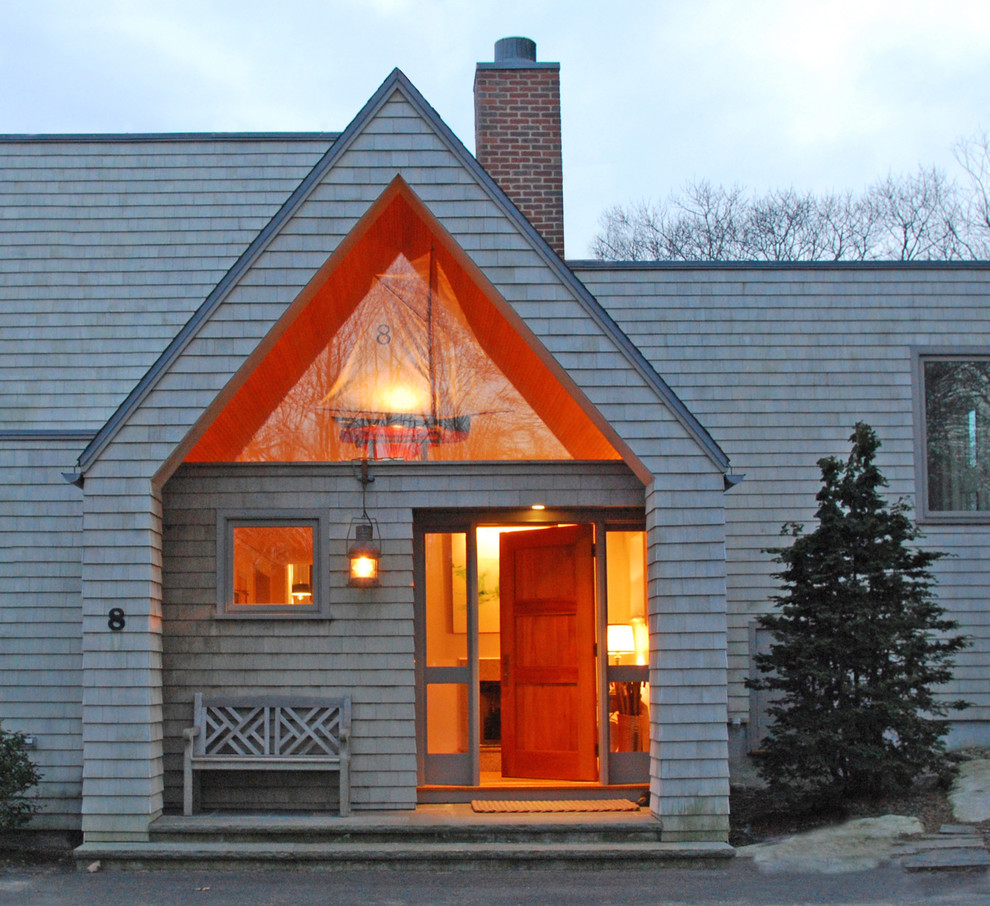 Idee per la facciata di una casa grigia classica a un piano con rivestimento in legno e tetto a capanna
