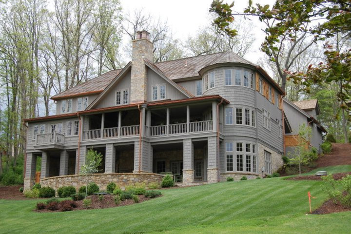 Imagen de fachada de casa gris tradicional grande de tres plantas con revestimientos combinados, tejado a dos aguas y tejado de teja de madera