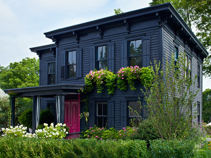 Immagine della facciata di una casa nera vittoriana a due piani di medie dimensioni con rivestimento in legno