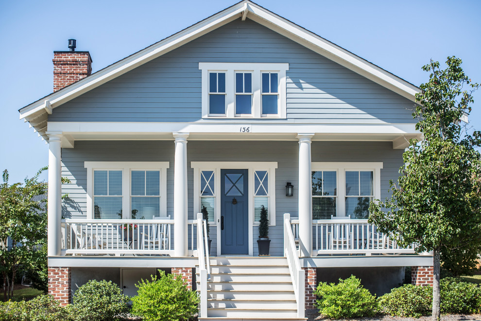 Cette photo montre une façade de maison bleue chic de plain-pied avec un toit à deux pans.