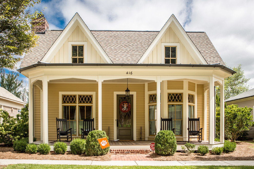 Einstöckiges Klassisches Einfamilienhaus mit brauner Fassadenfarbe, Satteldach und Schindeldach in Sonstige
