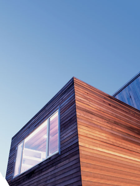 Immagine della facciata di una casa moderna a due piani di medie dimensioni