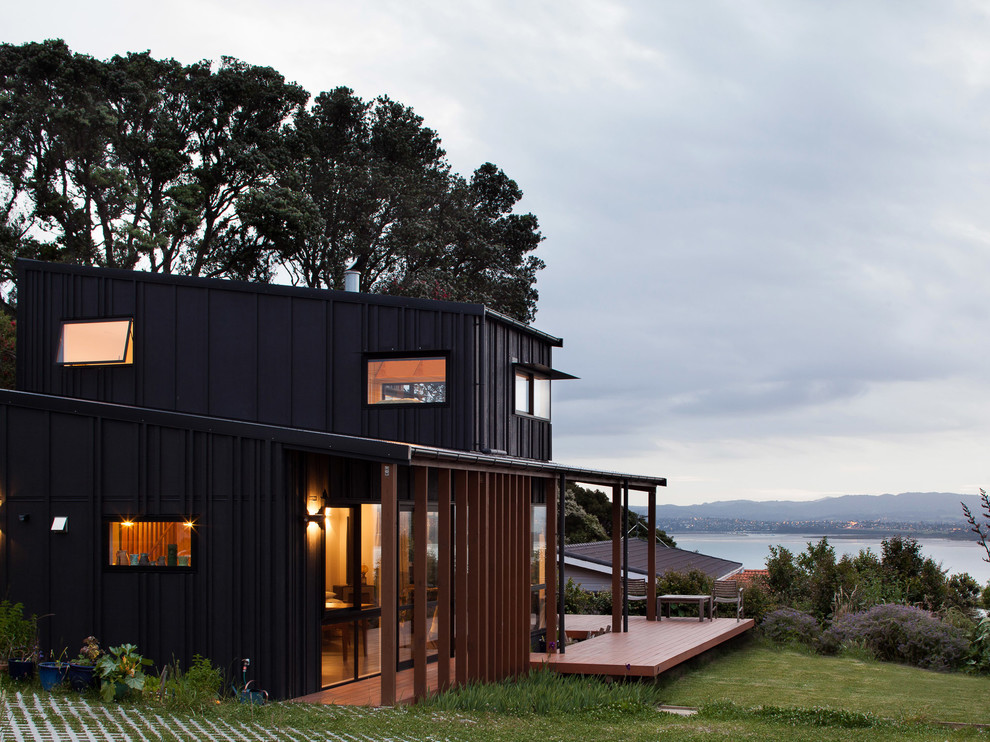 Идея дизайна: двухэтажный, деревянный, черный, маленький дом в современном стиле для на участке и в саду