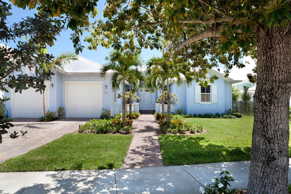 Geräumiges, Einstöckiges Maritimes Haus mit blauer Fassadenfarbe und Walmdach in Miami