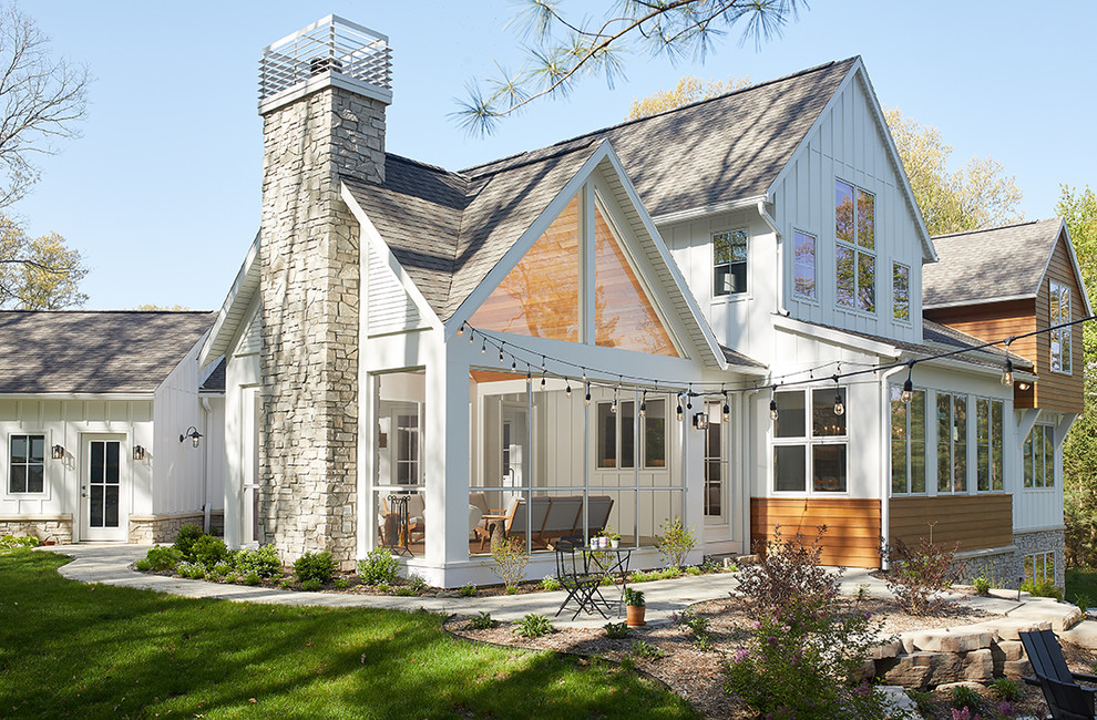 Mittelgroßes, Dreistöckiges Modernes Einfamilienhaus mit Mix-Fassade, bunter Fassadenfarbe, Satteldach und Schindeldach in Grand Rapids