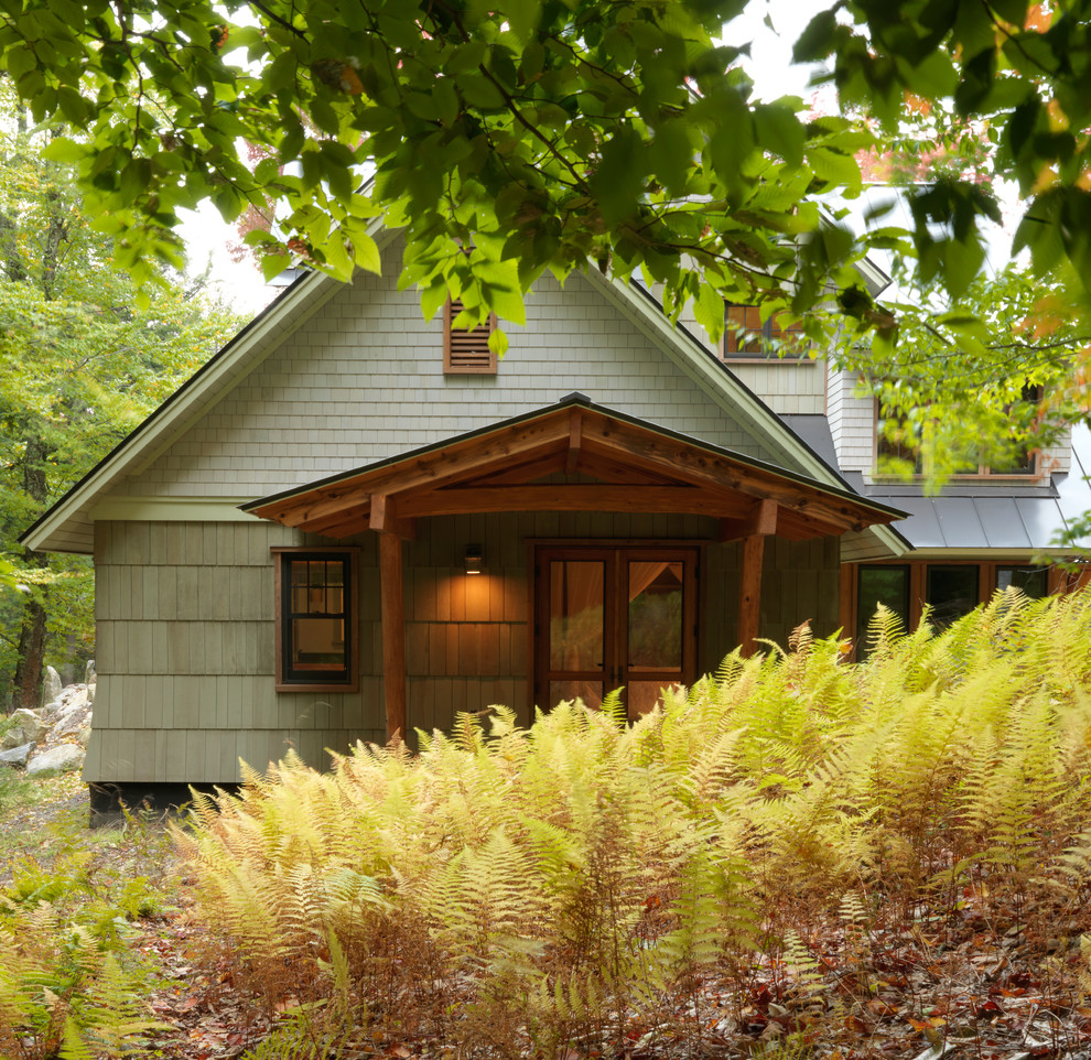 Rustikales Haus mit grüner Fassadenfarbe in Burlington