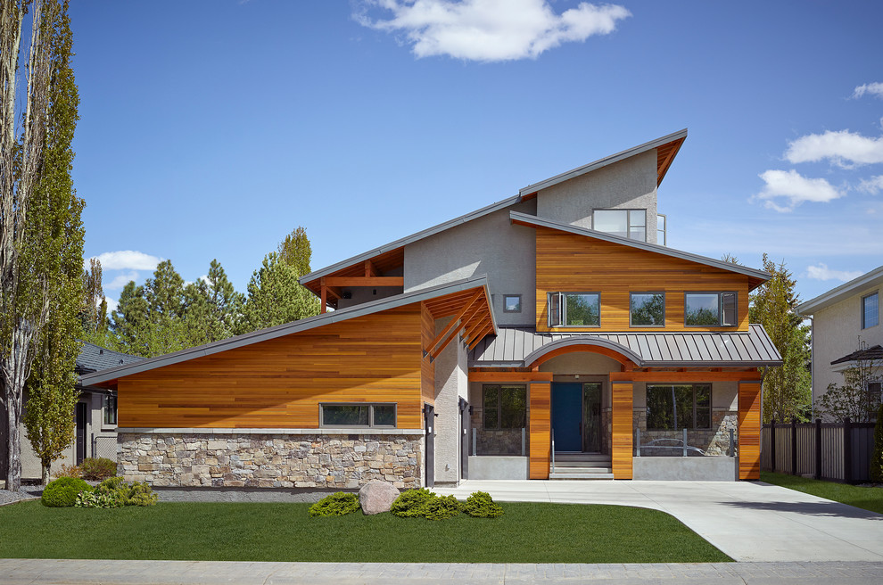 Идея дизайна: трехэтажный дом в современном стиле с комбинированной облицовкой и односкатной крышей
