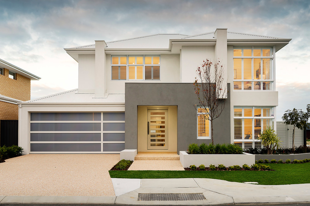 Idee per la facciata di una casa grande beige contemporanea a due piani con rivestimento in cemento e tetto a padiglione