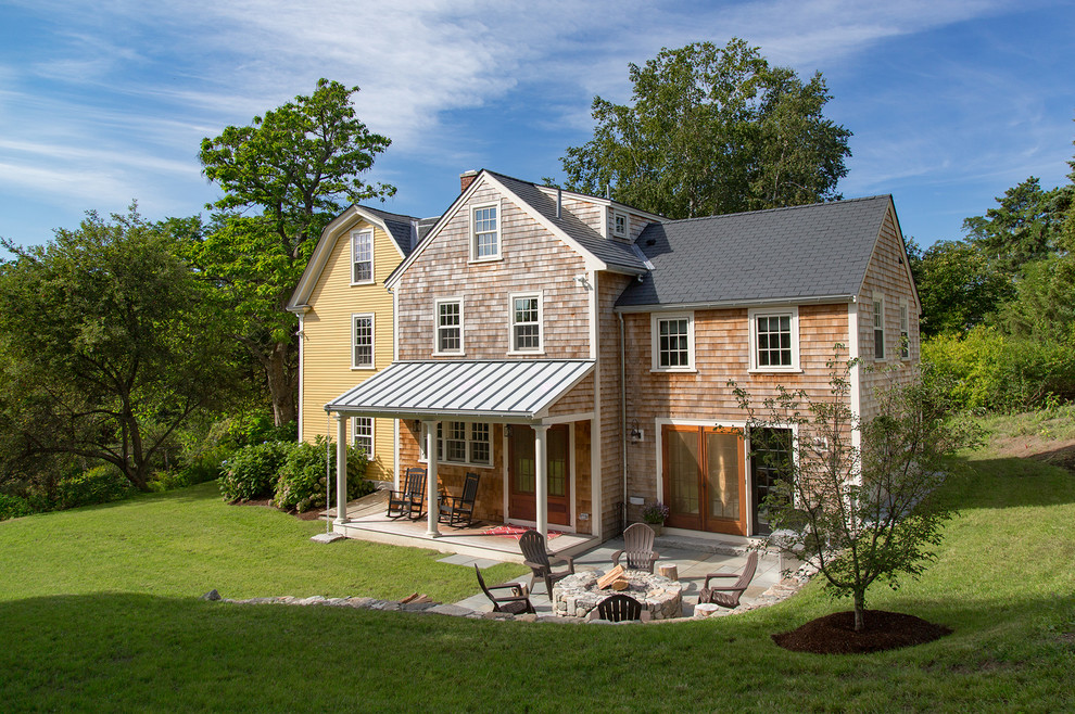 Aménagement d'une grande façade de maison jaune campagne en bois à deux étages et plus avec un toit à deux pans.