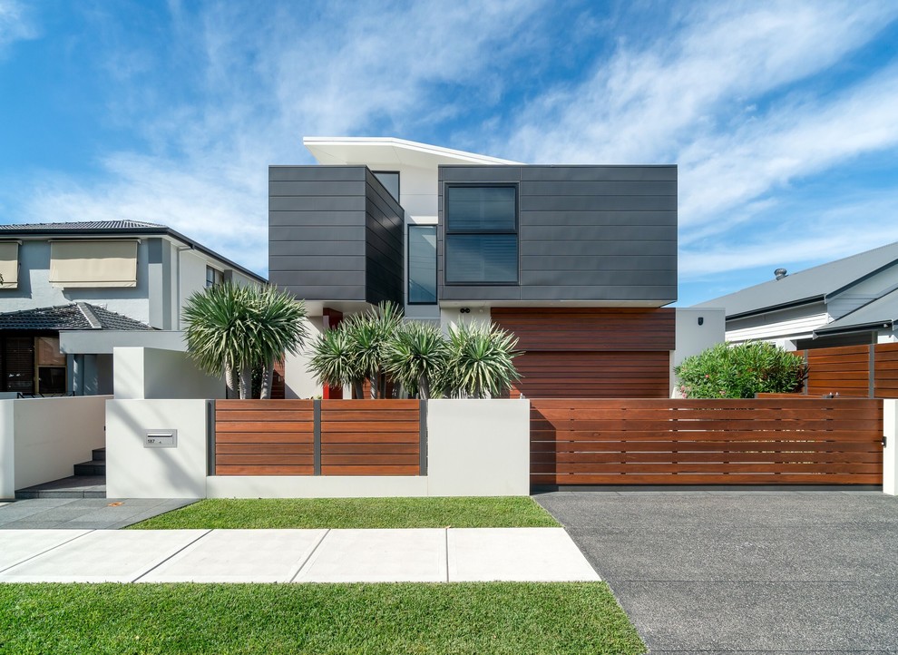 Großes, Zweistöckiges Modernes Einfamilienhaus mit bunter Fassadenfarbe und Flachdach in Newcastle - Maitland