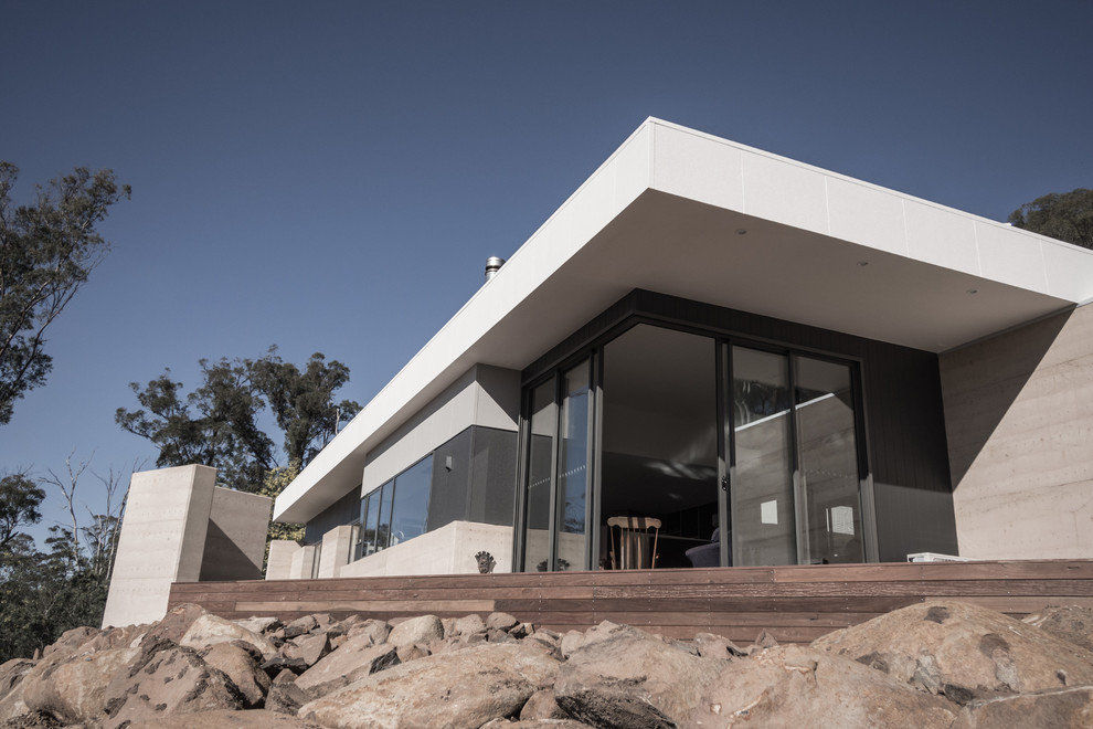 Mittelgroßes, Einstöckiges Landhausstil Haus mit grauer Fassadenfarbe in Hobart