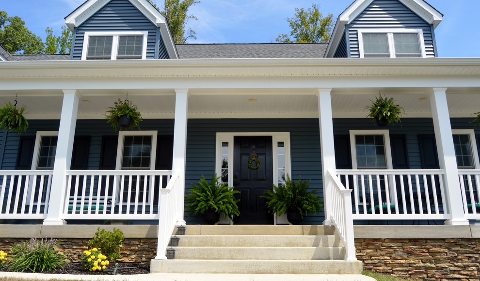 Imagen de fachada de casa azul de estilo americano de tamaño medio de dos plantas con revestimiento de madera, tejado a dos aguas y tejado de teja de madera