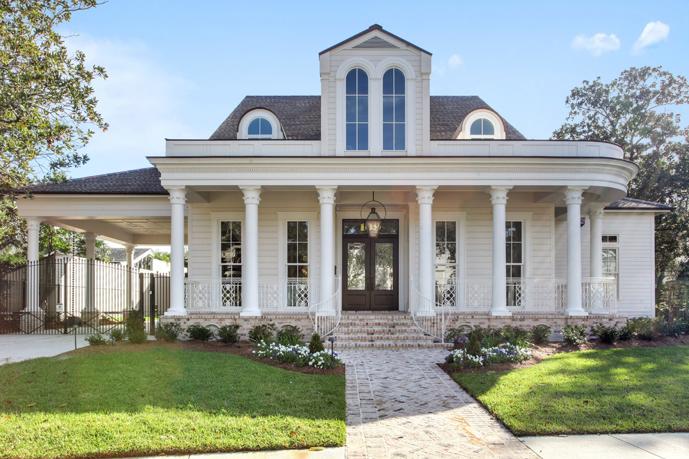 Zweistöckiges Klassisches Einfamilienhaus mit weißer Fassadenfarbe, Walmdach und Schindeldach in New Orleans