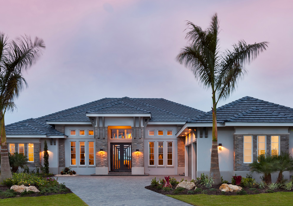 Geräumiges, Einstöckiges Klassisches Einfamilienhaus mit Mix-Fassade, grauer Fassadenfarbe, Walmdach und Ziegeldach in Tampa