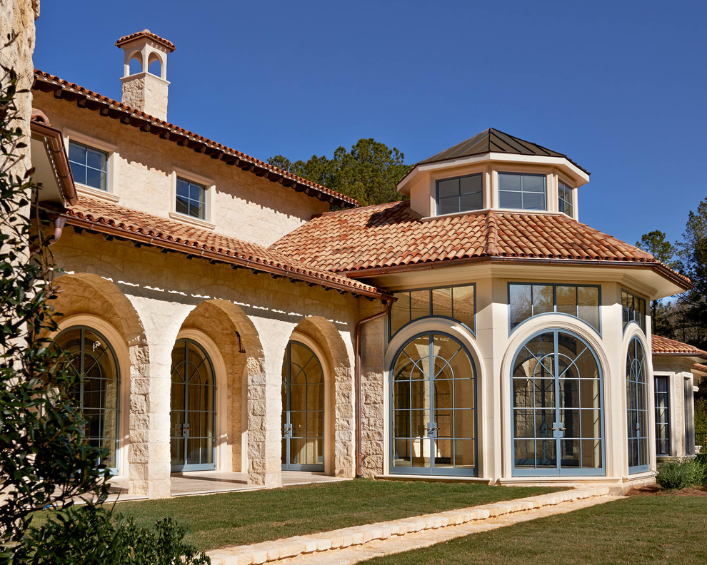 Immagine della facciata di una casa ampia beige classica a un piano con rivestimento in pietra