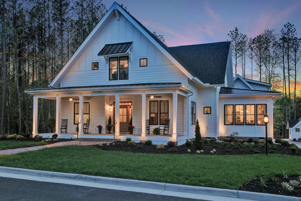 Foto della villa grande bianca american style a due piani con rivestimento in legno e copertura mista