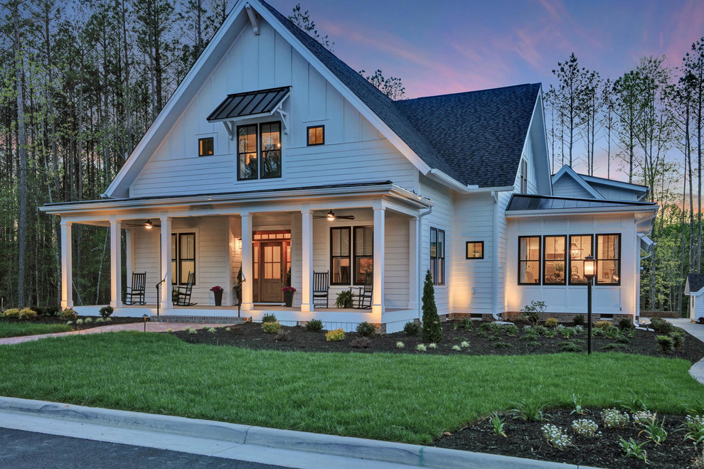 Cette photo montre une grande façade de maison blanche craftsman en bois à un étage avec un toit mixte.