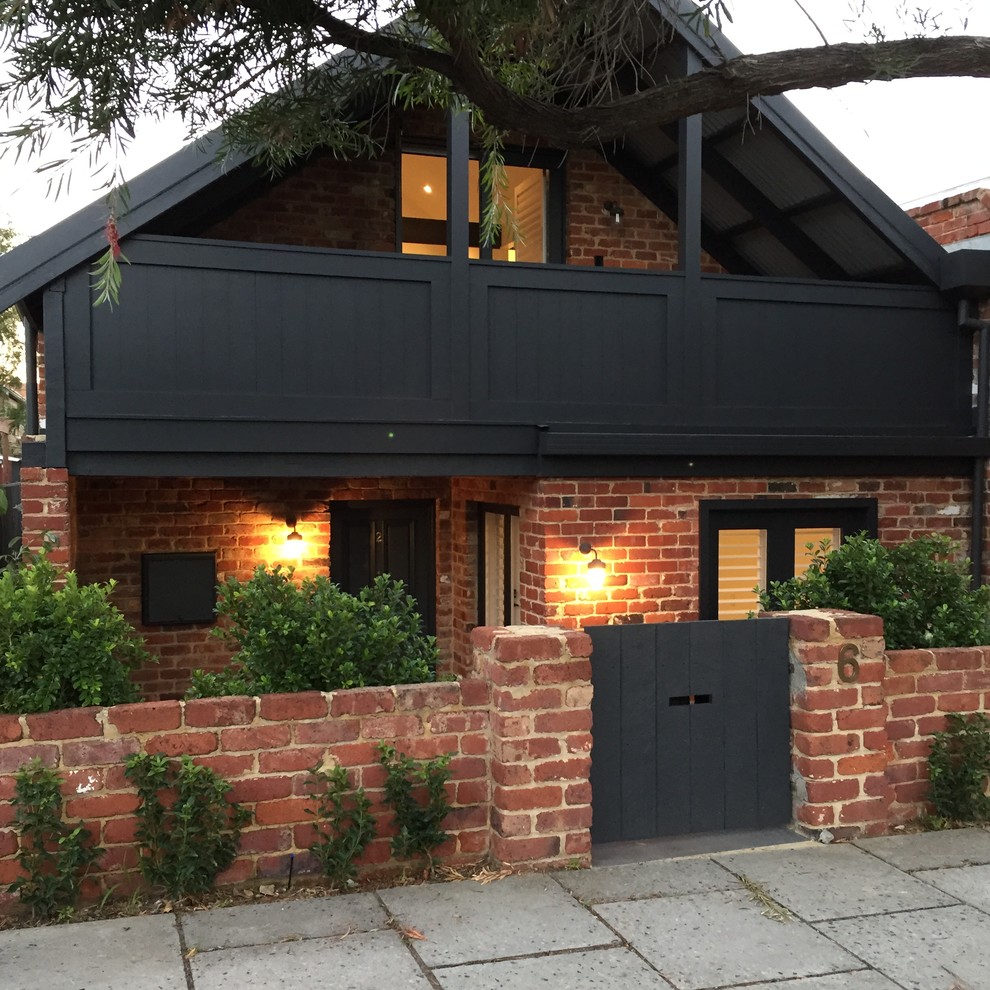 Kleines, Zweistöckiges Skandinavisches Haus mit Faserzement-Fassade und schwarzer Fassadenfarbe in Perth
