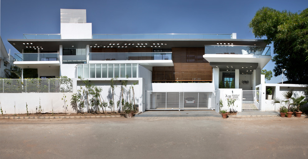 This is an example of a contemporary house exterior in Pune.
