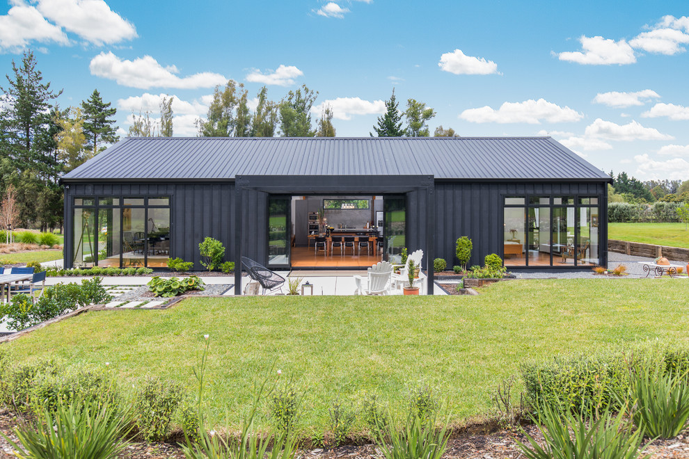 Einstöckiges Landhaus Einfamilienhaus mit schwarzer Fassadenfarbe und Blechdach in Auckland