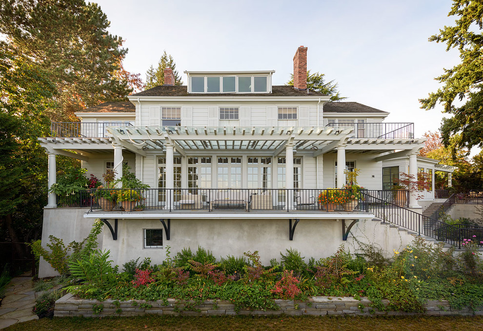 Zweistöckiges Klassisches Haus mit weißer Fassadenfarbe und Walmdach in Seattle