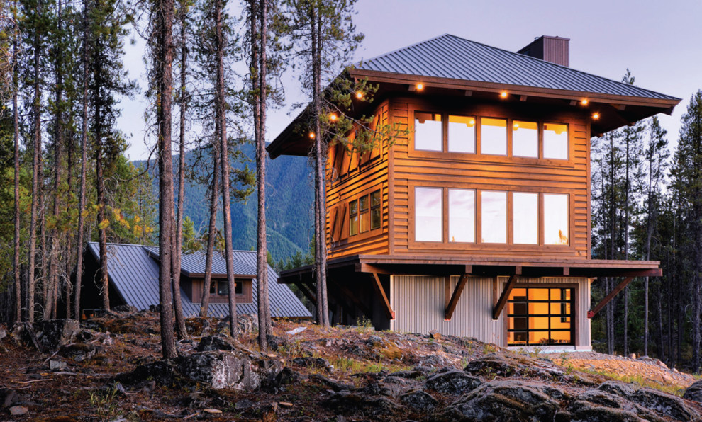 Foto della facciata di una casa marrone eclettica a due piani di medie dimensioni con rivestimento in legno