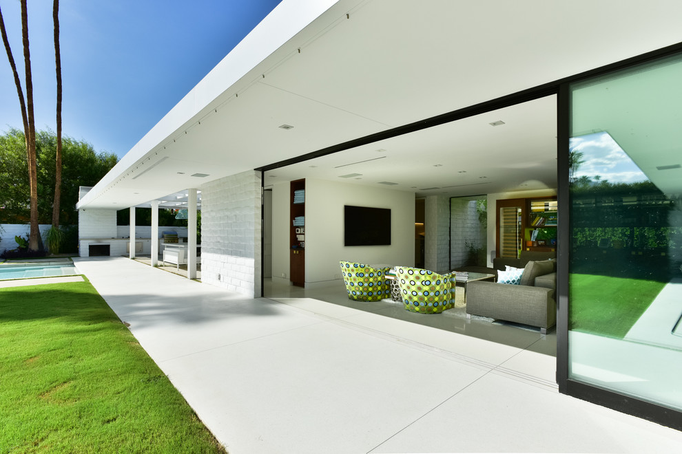 Inspiration for a modern house exterior in Los Angeles.