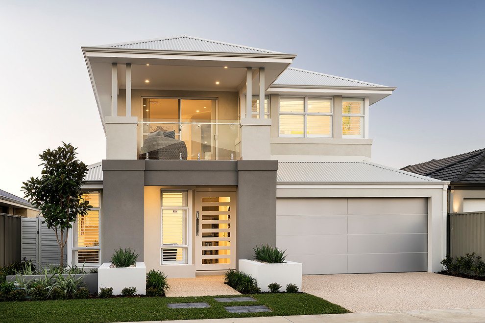 Свежая идея для дизайна: двухэтажный, серый дом среднего размера в стиле модернизм с облицовкой из бетона и вальмовой крышей - отличное фото интерьера