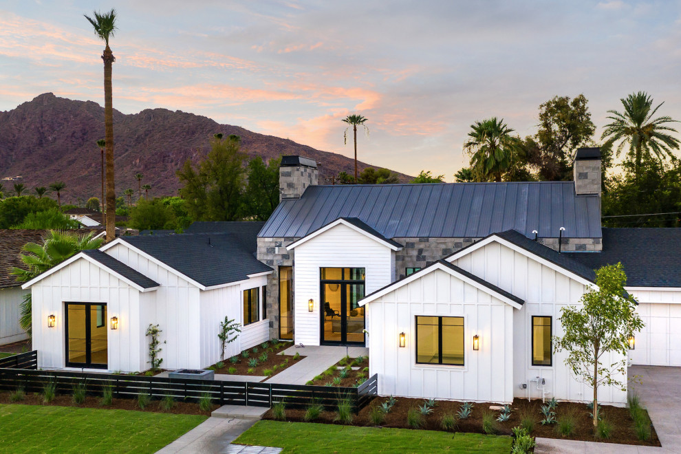 Großes, Einstöckiges Country Haus mit weißer Fassadenfarbe, Satteldach und Blechdach in Phoenix
