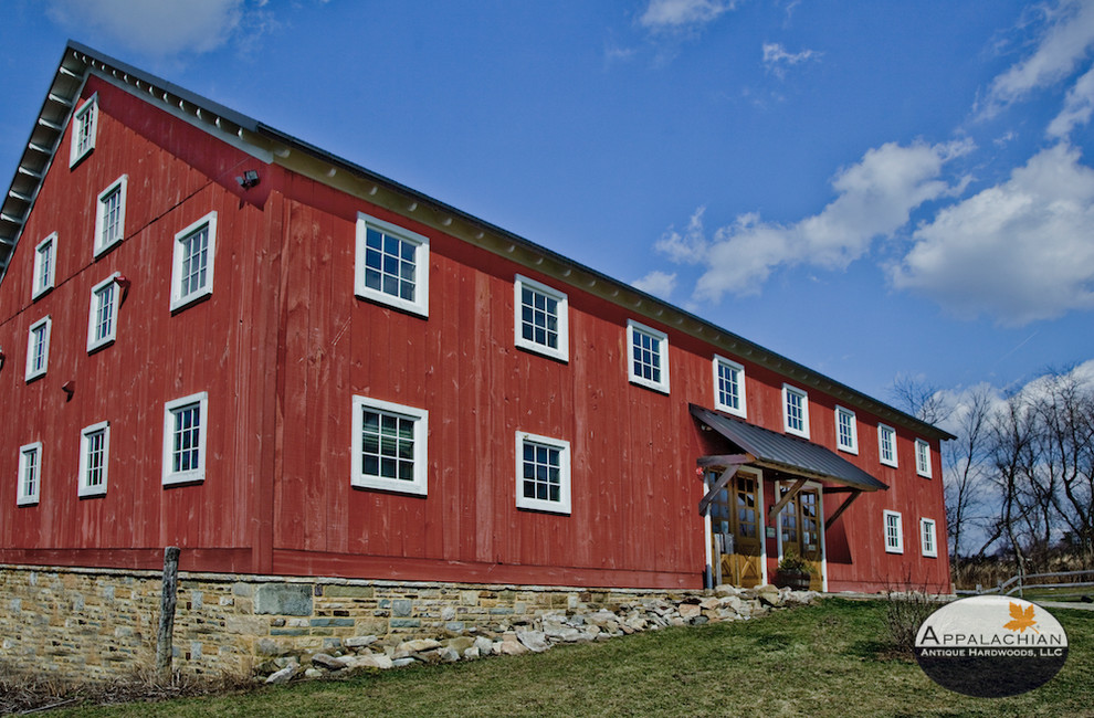 Exemple d'une façade de maison rouge montagne en bois de taille moyenne et à un étage avec un toit en métal.