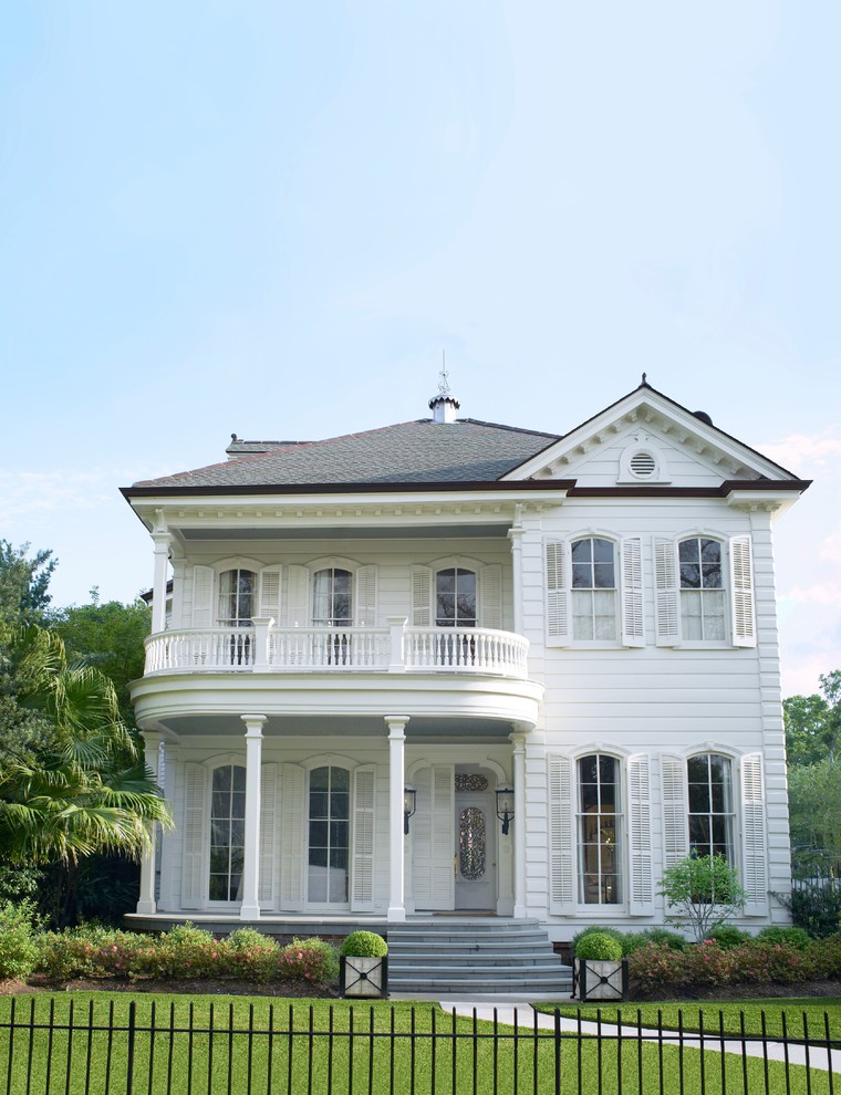 Großes, Zweistöckiges Klassisches Haus mit weißer Fassadenfarbe in New Orleans