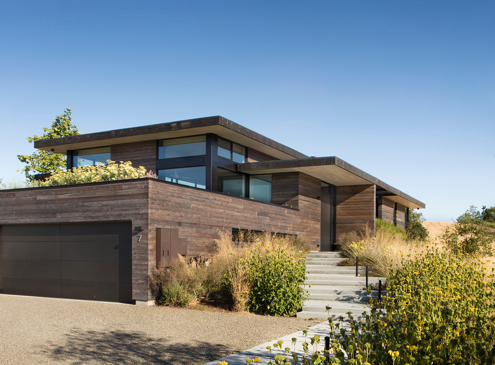 Идея дизайна: одноэтажный, деревянный, коричневый частный загородный дом в современном стиле с плоской крышей