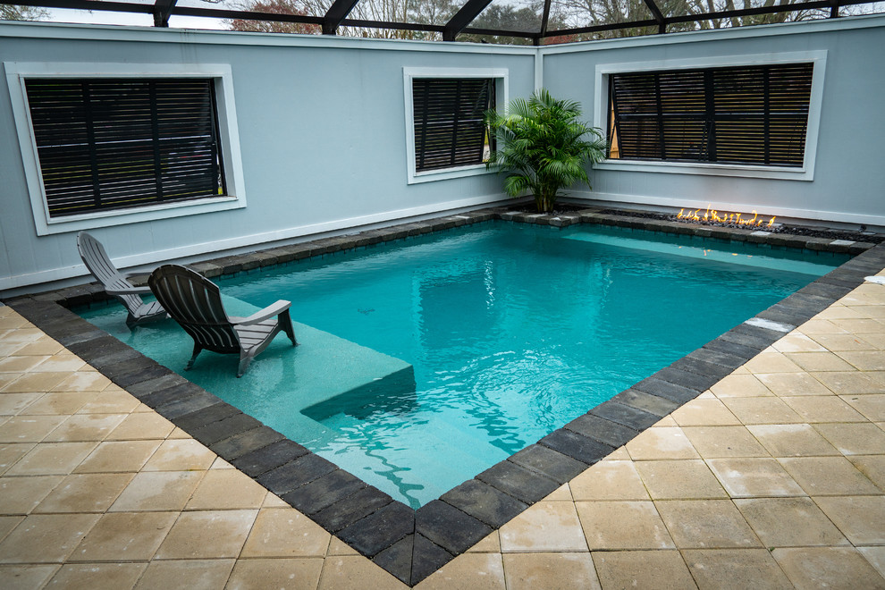 Foto di una piscina design di medie dimensioni