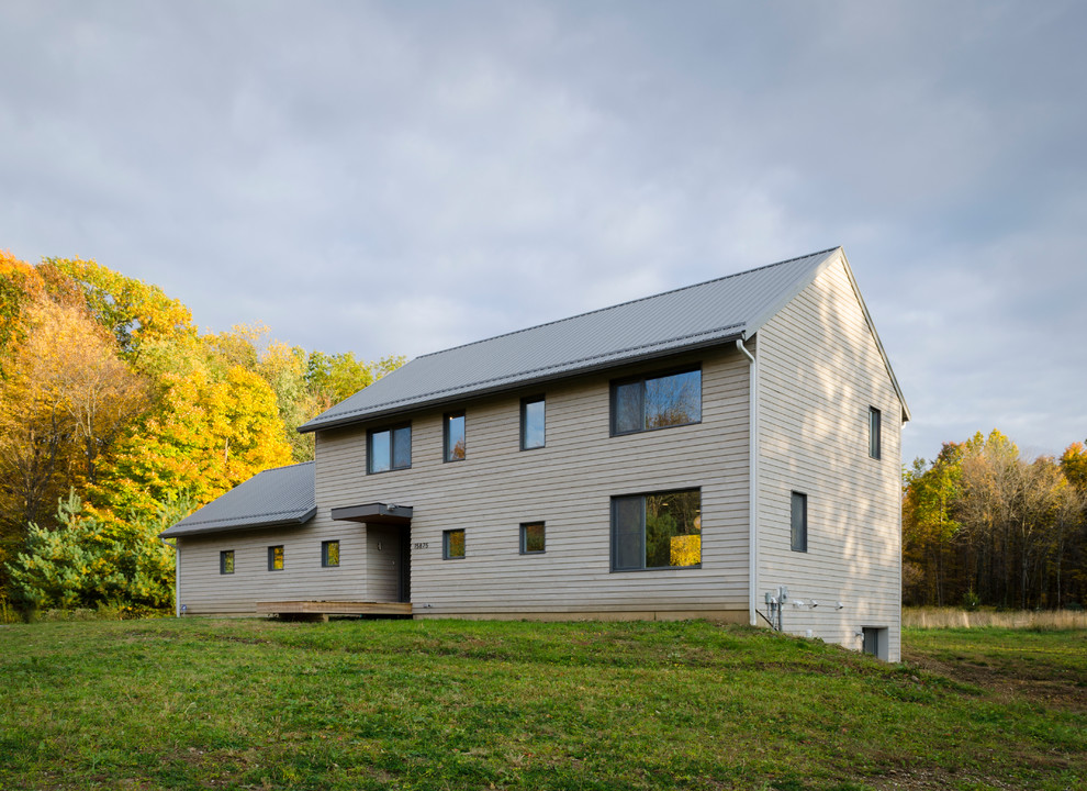 Идея дизайна: двухэтажный, деревянный, серый дом среднего размера в стиле модернизм с двускатной крышей