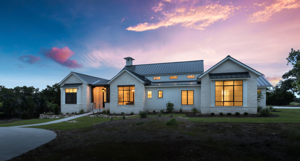 Mittelgroßes, Einstöckiges Landhaus Einfamilienhaus mit Steinfassade, weißer Fassadenfarbe, Pultdach und Blechdach in Austin