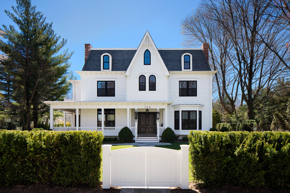 Großes, Dreistöckiges Klassisches Einfamilienhaus mit Vinylfassade, weißer Fassadenfarbe und Schindeldach in New York